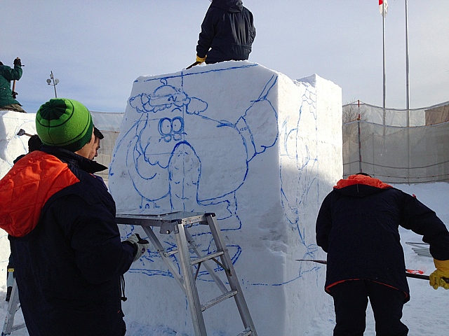 雪像制作初日、大きな雪のカタマリにこれから制作するキャラの下絵を。なんとも既にカナリお上手デス。(^^)