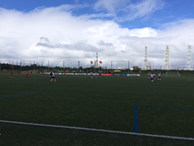 新潟聖籠、降ったり止んだり、風も強かった。しかし素晴らしいサッカー環境、うらやましい。（は）